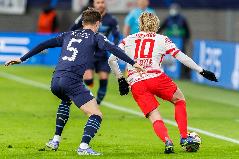 von links: John Stones (Manchester City, 5), Emil Forsberg (RB Leipzig, 10); Zweikampf, Duell, Aktion, action